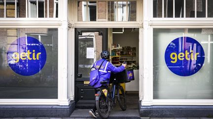 Livreur de l'entreprise Getir, devant les locaux de l'entreprise à Amsterdam en mars 2022. (ANP MAG)