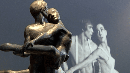 La statue Noureev et Margot Fonteyn devant ses modèles
 (France 3 / Culturebox)