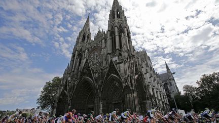 Le peloton du Tour de France passe devant la cath&eacute;drale de Rouen au d&eacute;part de la cinqui&egrave;me &eacute;tape, le 5 juillet 2012. (CHRISTOPHE ENA / AP / SIPA)