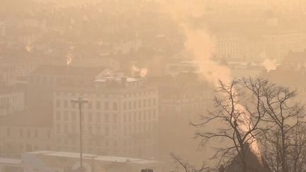 En raison d'un important épisode de pollution aux particules fines, des restrictions de circulation ont été mises en place dans plusieurs régions, mardi 14 février. Illustration à Lyon, dans le Rhône. (FRANCE 2)