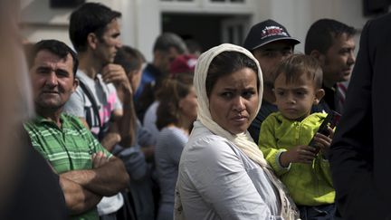 &nbsp; (Des migrants attendent Angela Mekel au centre de réfugiés de Heidenau en Allemagne © Max)