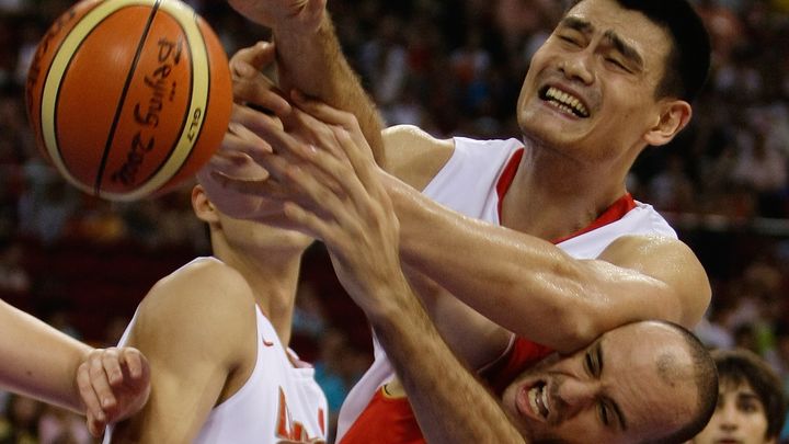 Le basketteur chinois Yao Ming &agrave; la lutte avec l'Espagnol Carlos Jimenez pour r&eacute;cup&eacute;rer le ballon, lors du tournoi olympique de P&eacute;kin, le 12 ao&ucirc;t 2008. (SERGIO PEREZ / REUTERS)