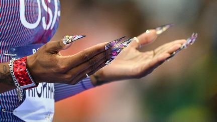 Les ongles de la sprinteuse américaine Sha'Carri Richardson avant sa demi-finale du 100 m au Stade de France (Seine-Saint-Denis), le 3 août 2024. (ANDREJ ISAKOVIC / AFP)