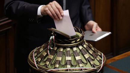 Un membre du parlement italien vote, au scrutain pr&eacute;sidentiel, le 19 avril 2013, &agrave; Rome. (MAX ROSSI / REUTERS)