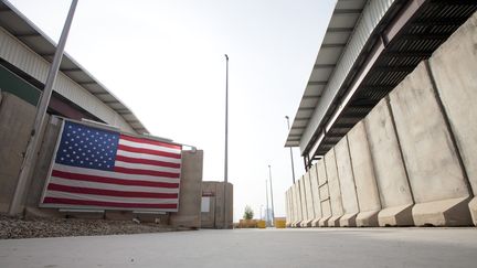 Un drapeau am&eacute;ricain accroch&eacute; devant un b&acirc;timent de l'ambassade am&eacute;ricaine &agrave; Bagdad (Irak), le 14 d&eacute;cembre 2011. (LUCAS JACKSON / REUTERS)