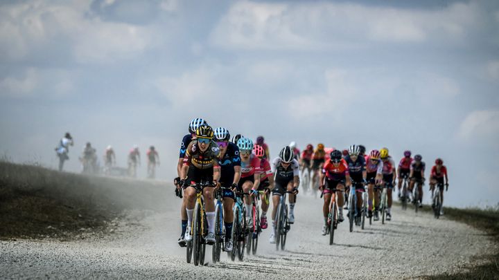 Le peloton du Tour de France femmes sur les chemins blancs, lors de l'étape entre Troyes et Bar-sur-Aube, le 27 juillet 2022. (JEFF PACHOUD / AFP)