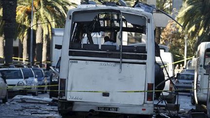 La scène de l'attaque suicide contre un bus de la garde présidentielle à Tunis le 24 novembre 2015. Au moins 12 personnes ont été tuées. (REUTERS - Zoubeir Souissi)