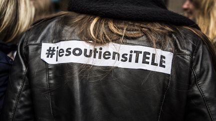 Un manifestant soutenant les salariés d'i-Télé, devant les locaux de la chaîne à Boulogne (Hauts-de-Seine), le 4 novembre 2016.&nbsp; (YANN CASTANIER / HANS LUCAS / AFP)