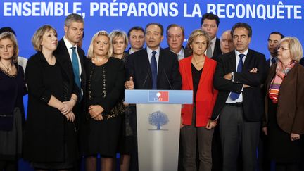 Jean-Fran&ccedil;ois Cop&eacute; et une partie de la direction de l'UMP, au si&egrave;ge du parti, &agrave; Paris, le 15 janvier 2013. (FRANCOIS GUILLOT / AFP)