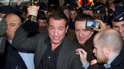 L'acteur Jean Dujardin, Oscar du meilleur acteur arrive &agrave; l'a&eacute;roport de Roissy Charles-de-Gaulle, le 28 f&eacute;vrier 2012. (MARTIN BUREAU / AFP)