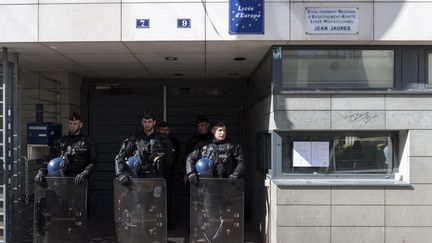 Des policiers anti émeutes devant le Lycée Jean Jaurès dans le 19e arrondissement de Paris, occupé par des migrants, le 4 mai 2016 (GEOFFROY VAN DER HASSELT / AFP)