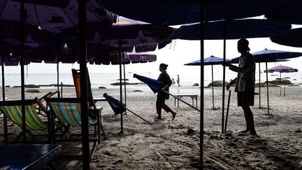 A Hua Hin en Thaïlande, au lendemain des attentats, les plagistes attendent les rares touristes. (AFP)