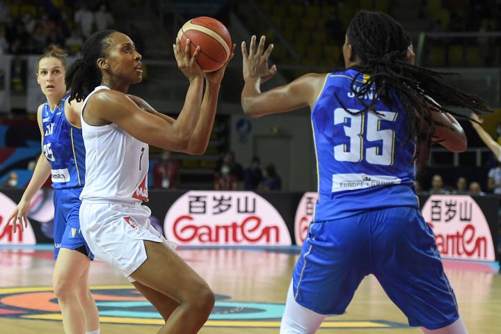 Sandrine Gruda, meilleure attaquante&nbsp;Tricolore du tournoi, lors du quart de finale de l'Eurobasket face à la Bosnie-Herzégovine le 23 juin 2021. (FREDERICK FLORIN / AFP)