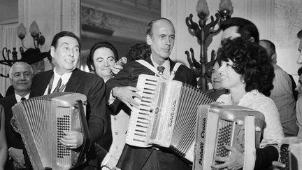 24 juin 1973 : Valéry Giscard d'Estaing, alors candidat à la présidentielle, joue de l’accordéon avec Yvette Horner. (DANIEL JANIN / AFP)