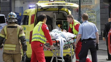 L'homme qui a tent&eacute; de s'immoler mardi 15 mai devant le tribunal d'Oslo o&ugrave; est jug&eacute; Anders Behring Breivik, a &eacute;t&eacute; transport&eacute; &agrave; l'h&ocirc;pital, gri&egrave;vement br&ucirc;l&eacute;.&nbsp; (ROALD BERIT / SCANPIX NORWAY / AFP)