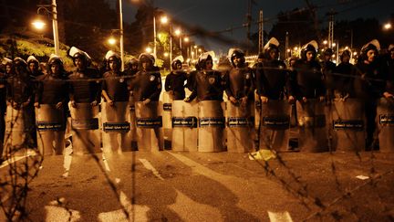 Apr&egrave;s avoir coup&eacute; les barbel&eacute;s install&eacute;s &agrave; quelques centaines de m&egrave;tres, les manifestants, ont pu s'en approcher, mais le pr&eacute;sident Morsi avait quitt&eacute; les lieux.&nbsp; (GIANLUIGI GUERCIA / AFP)