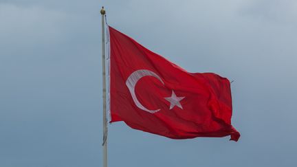 Un drapeau turc flottant à Istanbul, le 1er mai 2017.&nbsp; (GURCAN OZTURK / AFP)