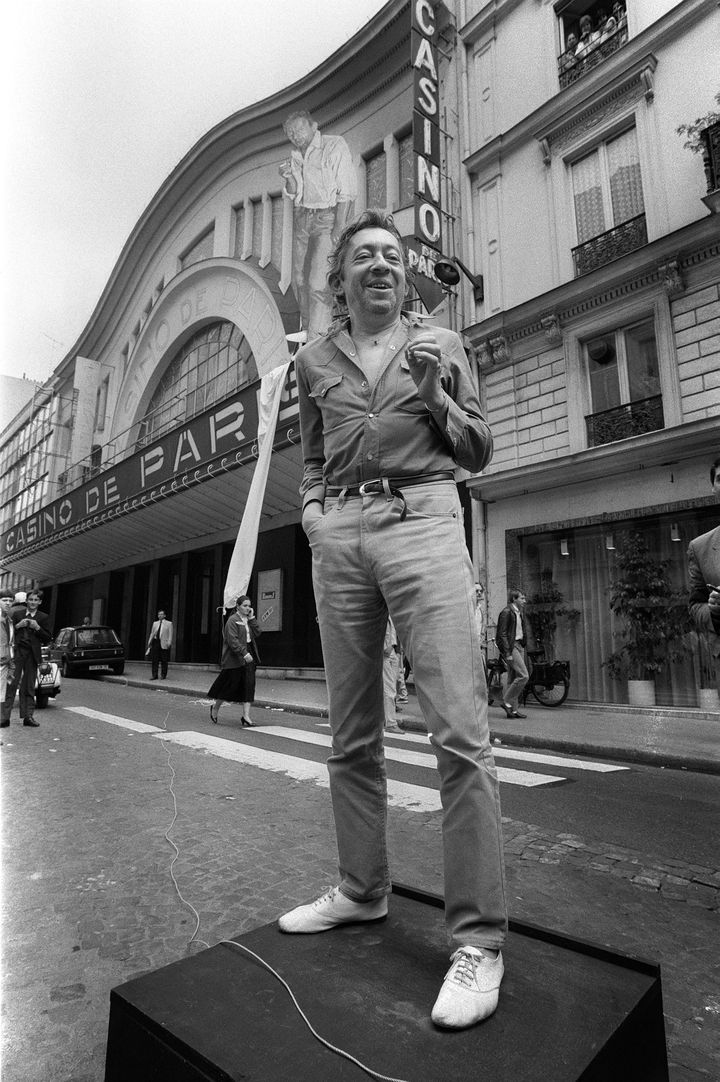 Serge Gainsbourg le 27 juin 1985 photographié devant le Casino de Paris (PIERRE GUILLAUD / AFP)