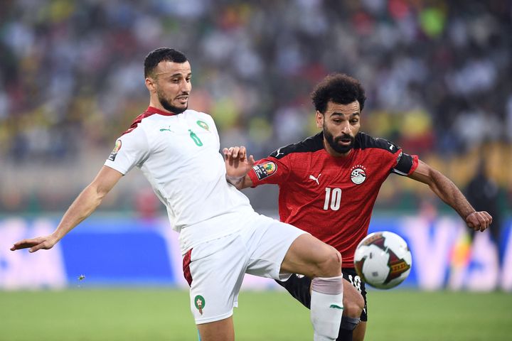 Mohamed Salah tente de déborder Romain Saiss lors du quart de finale de la CAN entre l'Egypte et le Maroc, dimanche 30 janvier à Yaounde. (CHARLY TRIBALLEAU / AFP)