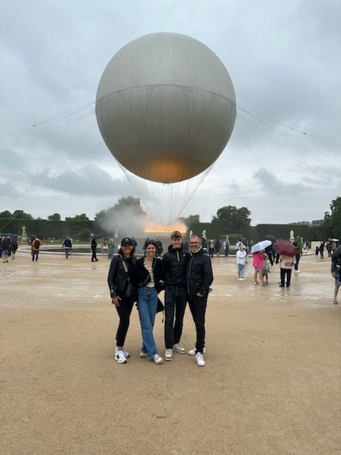 Virginie, Chloé, Maxime et Laurent, venus de Lille, pour la cérémonie d'ouverture des JO de Paris 2024, ont pu approcher la flamme, le 27 juillet 2024. (FRANCEINFO / BENOIT JOURDAIN)