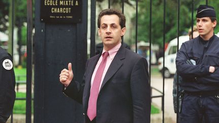 PRISE D'OTAGE (1993) Quelques jours apr&egrave;s son entr&eacute;e au gouvernement Balladur en 1993, Nicolas Sarkozy fait parler de lui en n&eacute;gociant avec Erick Schmitt alias "Human Bomb", un homme qui retient en otage 21 enfants dans une &eacute;cole maternelle &agrave; Neuilly-sur-Seine. (PASCAL PAVANI / AFP)