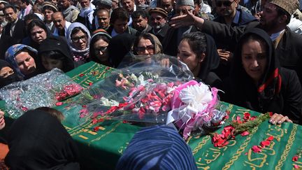 Des centaines de personnes assistent aux obs&egrave;ques de&nbsp;Farkhunda, une femme lynch&eacute;e par la foule &agrave; Kaboul (Afghanistan) apr&egrave;s avoir &eacute;t&eacute; accus&eacute;e d'avoir br&ucirc;l&eacute; un Coran. (WAKIL KOHSAR / AFP)