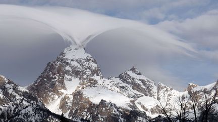 Une forme rare de nuage se forme au-dessus du&nbsp;Grand Teton &agrave; Mosse (Wyoming, Etats-Unis), le 12 f&eacute;vrier 2015. (JACKIE SKAGGS / AP / SIPA)