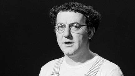 Coluche sur scène en 1974.
 (Alain Liennard / Ina)