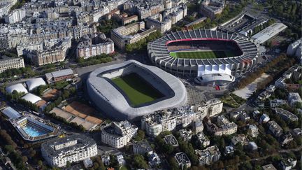 Le stade Jean-Bouin (à gauche) accueillera le rugby quand le football se jouera notamment au Parc des Princes (à droite). Le stades de Lyon, Marseille, Lille et Nice seront aussi utilisés pour le football.&nbsp; (PARIS2024)