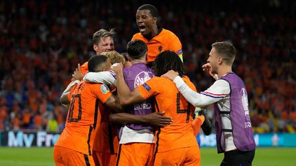 La joie des Pays-Bas après le but de Denzel Dumfries lors de la rencontre de l'Euro 2020 contre l'Ukraine, le 13 juin 2021 à la Johan-Cruyff Arena d'Amsterdam (PETER DEJONG / POOL / AFP)