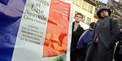 A Strasbourg, le 9 mars 2001. Des personnes ne pouvant participer aux élections municipales attendent le résultat d'un vote symbolique organisé par plusieurs associations de résidents étrangers extracommunautaires de la ville. (AFP PHOTO FRANCK FIFE)