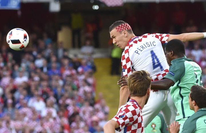 Le milieu de terrain croate Ivan Perisic, lors du match Croatie-Portugal à Lens, le 25 juin 2016. (PHILIPPE HUGUEN / AFP)