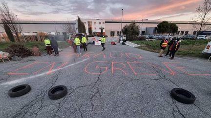 Les ouvriers devant l’un des sites de Charles et Alice ont tenu le piquet de grève pendant douze jours et n’ont rien lâché avant d’obtenir une revalorisation de salaire.
 (FRÉDÉRIQUE HORTAL)