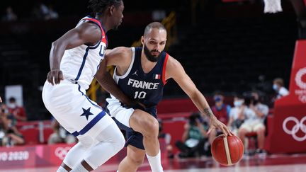 Evan Fournier de l'équipe France de basket lors de la finale entre la France et les États-Unis aux Jeux olympiques de Tokyo, le 7 août 2021. (THOMAS COEX / AFP)