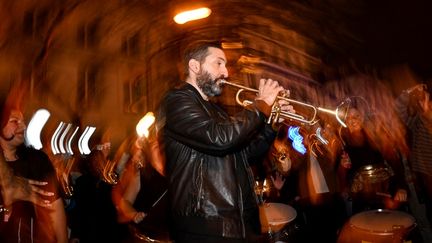 Le trompettiste Ibrahim Maalouf se produit dans la rue après un concert au cinéma Grand Rex à Paris, le 17 avril 2024. (STEFANO RELLANDINI / AFP)