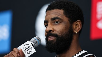 Le meneur des Brooklyn Nets Kyrie Irving en conférence de presse, à New York City, le 26 septembre 2022. (DUSTIN SATLOFF / GETTY IMAGES NORTH AMERICA via AFP)