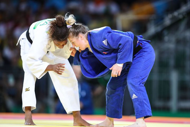 La judokate brésilienne Rafaela Silva (en blanc) face à son adversaire roumaine Corina Caprioriu, en demi-finales du tournoi des -57 kg aux Jeux olympiques de Rio, le 8 août 2016. (WILLIAM VOLCOV / BRAZIL PHOTO PRESS / AFP)