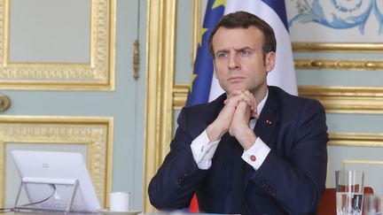 Le président de la République Emmanuel Macron dans une salle de réunion de l'Elysée, le 19 mars 2020. (LUDOVIC MARIN / AFP)