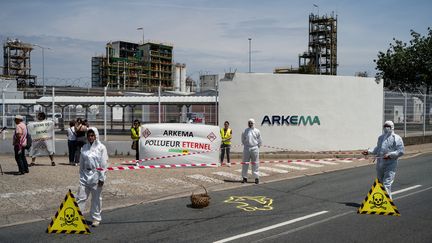 Un rassemblement de sensibilisation à la pollution aux PFAS devant l'usine chimique d'Arkema à Pierre-Bénite (Rhône), le 18 juin 2023. (NICOLAS LIPONNE / HANS LUCAS / AFP)