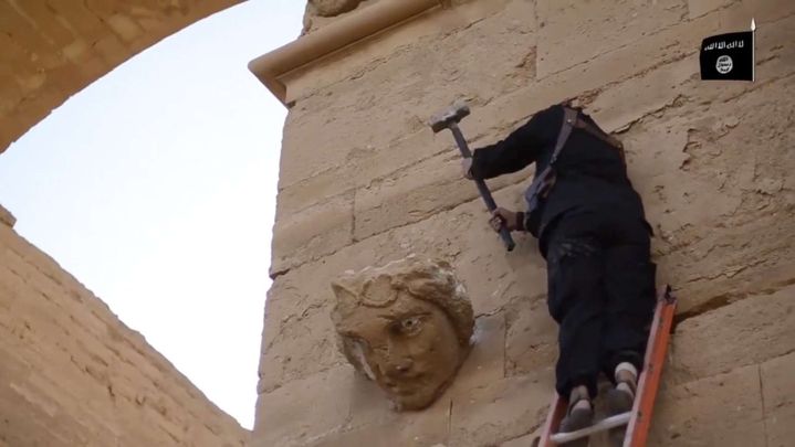 Un homme de l'organisation Etat islamique s'attaque au marteau à une sculpture sur un mur de la cité antique de Hatra, en Irak (image tirée d'une vidéo de l'EI postée sur YouTube le 3 avril 2015 et authentifiée par l'agence AP).
 (AP / SIPA)