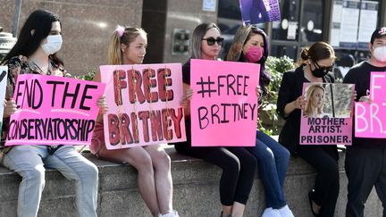 Des personnes soutenant la levée de la tutelle de Britney Spears manifestent devant un tribunal à Los Angeles, en Californie (Etats-Unis), le 11 février 2021.&nbsp; (FRAZER HARRISON / GETTY IMAGES NORTH AMERICA / AFP)