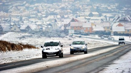 Des voitures couvertes de neige circulent sur une route pr&egrave;s de Boulogne-sur-mer, dans le Pas-de-Calais, le 19 janvier 2013. (PHILIPPE HUGUEN / AFP)