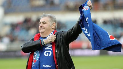 Le 28 avril 2017, avant le match de ligue 2 entre Strasbourg&nbsp;et Le Havre, Pierre Menes rend hommage au public de la Meinau pour son soutien pendant sa maladie. (JEAN-MARC LOOS / MAXPPP)