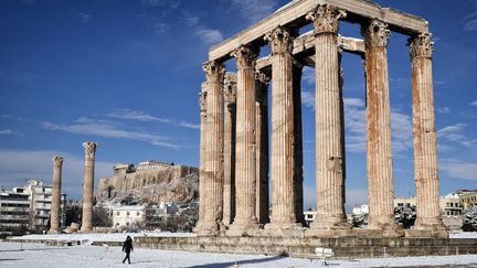 Athènes sous la neige, le 10 janvier 2017. (LOUISA GOULIAMAKI / AFP)