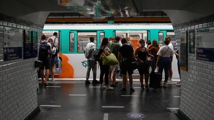 Des usagers des transports en commun parisiens, le 13 septembre 2020. (ESTELLE RUIZ / HANS LUCAS / AFP)