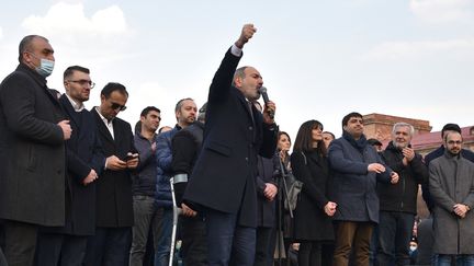 Le Premier ministre Nikol Pashinyan pendant la manifestation de Yérévan (Arménie), le 25 février 2021. (KAREN MINASYAN / AFP)