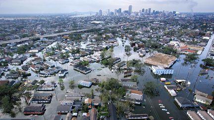 Il est l’un des plus puissants de l'histoire des Etats-Unis et le plus meurtrier : 1836 morts.
 
Après son passage, la Louisiane et la Nouvelle-Orléans se retrouvent noyées sous les eaux.
 
Selon le Centre de recherche sur l'épidémiologie des désastres (CRED), plus de 370.000 personnes sont mortes en raison de conditions météorologiques et climatiques extrêmes entre 2001 et 2010. (REUTERS/Vincent Laforet/Pool TBA/JJ)