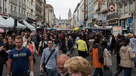 Des visiteurs assistent à la braderie annuelle de Lille, le 5 septembre 2015. (DENIS CHARLET / AFP)