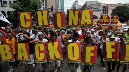 Des centaines de Philippins ont manifesté à Manille devant l'ambassade de Chine aux Philippines, le 11 mai 2012, pour protester contre la politique chinoise concernant les archipels des Spratley et des Paracel. (AFP PHOTO / TEL ALJIBE)