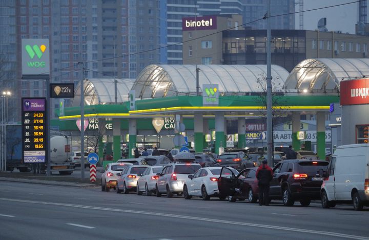 Des automobilistes font la queue pour atteindre une station service à Kiev en Ukraine, le 24 février 2022. (SERGEY DOLZHENKO / MAXPPP)